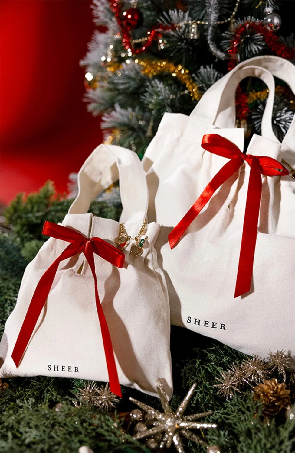 Holiday gift tote with 3 charms (free over $3000)