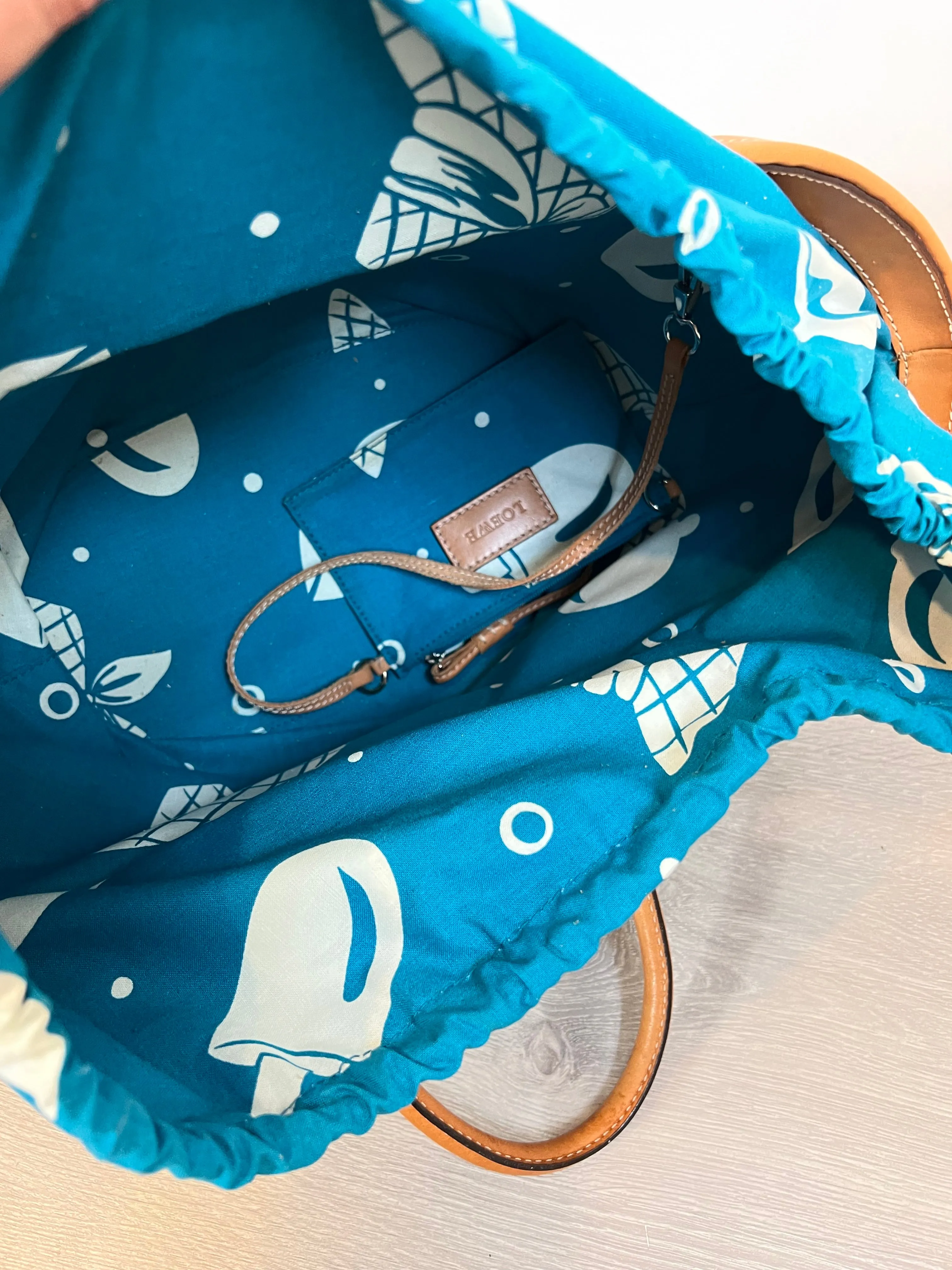 LOEWE. Capazos detalles en piel