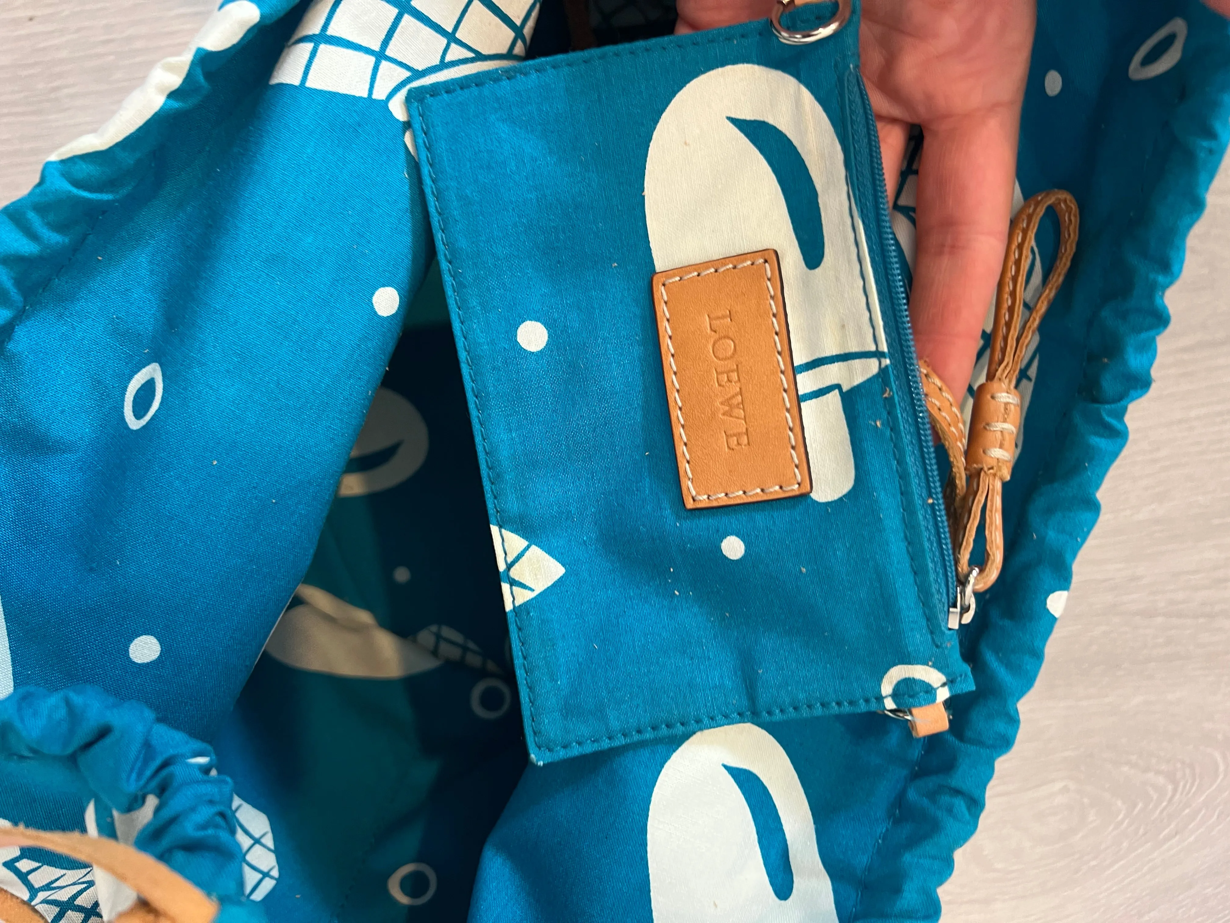 LOEWE. Capazos detalles en piel